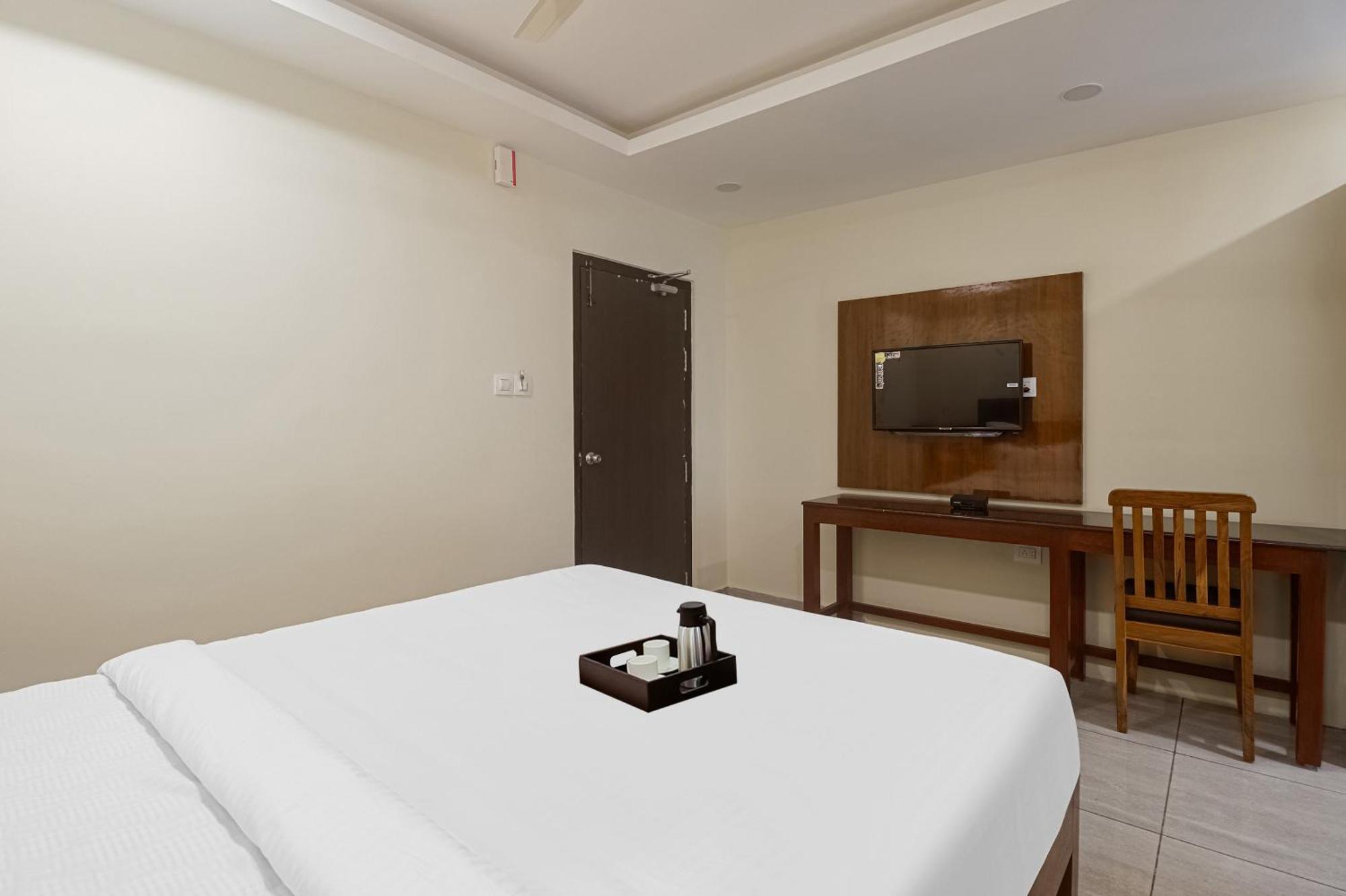 Townhouse Dj Grand Hotel Tirupati Ngoại thất bức ảnh