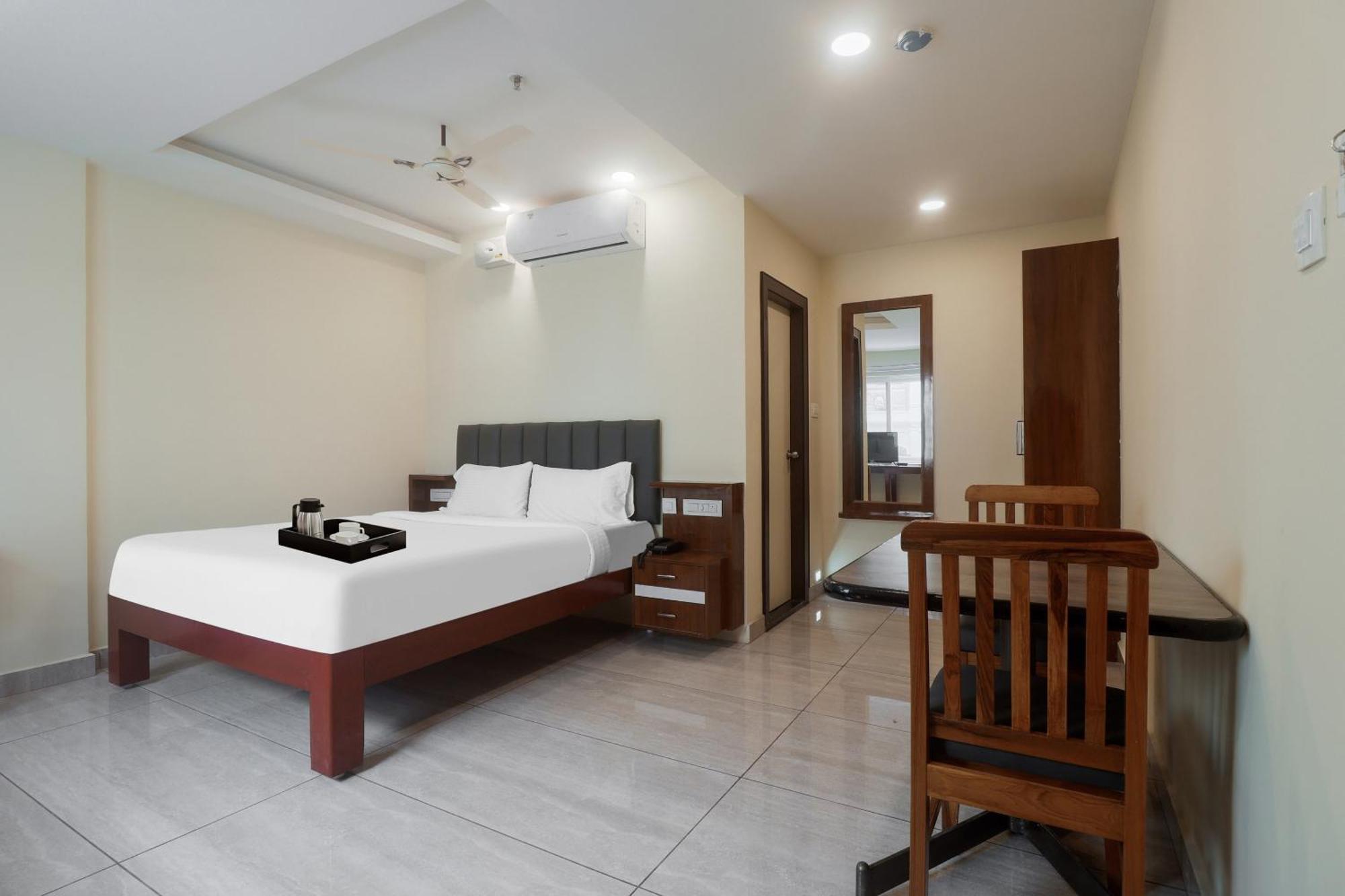 Townhouse Dj Grand Hotel Tirupati Ngoại thất bức ảnh